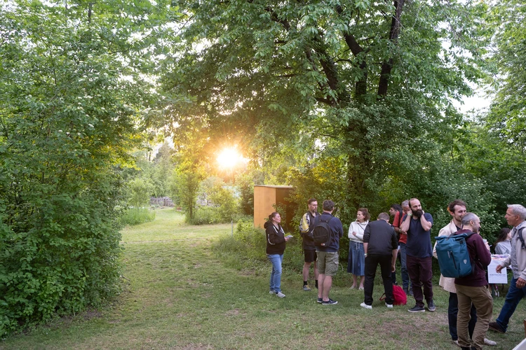 Gruppe von Menschen im Sonnenpark St. Pölten