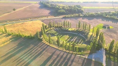 Video eines Drohnenfluges über die Dächer des römischen Stadtviertels, das Amphitheater, Heidentor und Museum Carnuntinum.