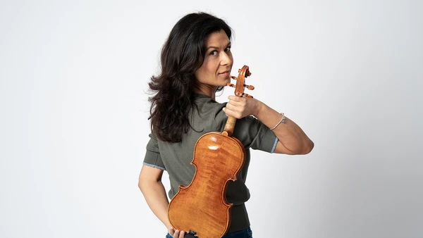 Portraitfoto von Evelina Ivanova mit Violine