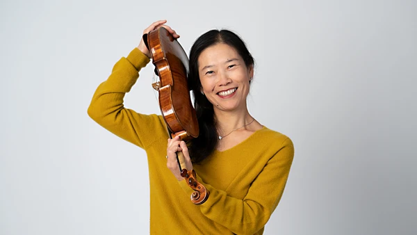 Portraitfoto von Yuka Bartosch mit Violine