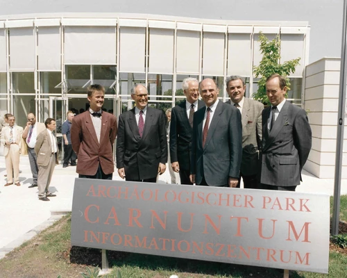 Eröffnung des Archäologischen Parks Carnuntum 1996, Erwin Pröll mit Funktionären und Franz Humer vor dem Besucherzentrum 