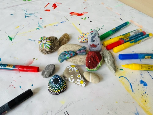 Filzstifte und bunte Steine