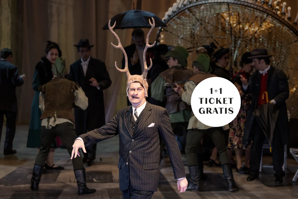 Ein Mann mit Schnurrbart in Nadelstreifanzug zeiht eine Grimasse, auf seinem Kopf trägt er ein Hirschgeweih, im Hintergrund Szenen einer Party, einige Personen sind als Jäger verkleidet, ein Kronleuchter liegt auf dem Boden