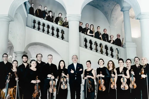 Foto von Musikern mit Musikinstrumenten in der Hand