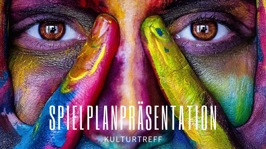 Bund bemaltes Gesicht, mit Fingern um die Augen