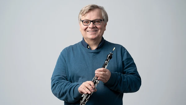 Portraitfoto von Johannes Strassl mit Oboe