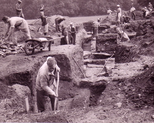 Ein Schwarzweiß-Foto aus den 40er Jahren zeigt die Grabungsarbeiten im Römischen Stadtviertel.