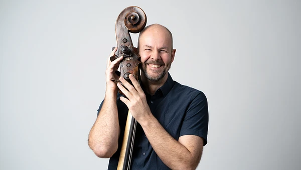 Portraitfoto von Bernhard Binder mit Kontrabass