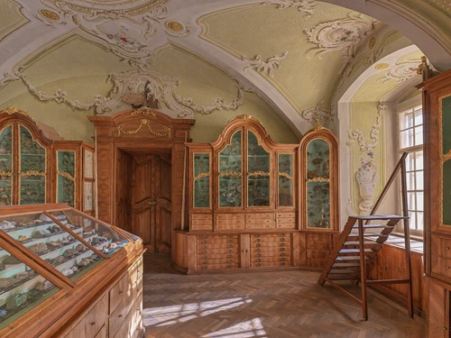 Raum mit historischen Holzmöbeln