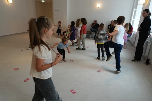 Kinder in einem Workshop