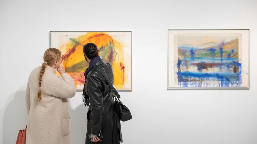 Besucherinnen und Besucher betrachten Kunstwerke im Arnulf Rainer Museum