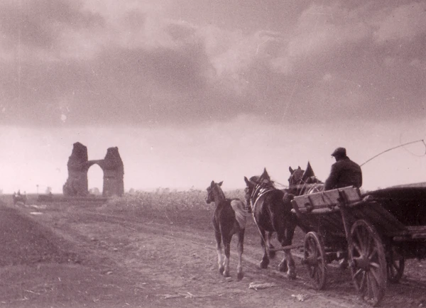 Historische Aufnahme des Heidentors, Pferdespann fährt auf das Heidentor zu