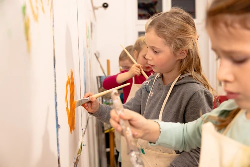 Kinder beim Malen