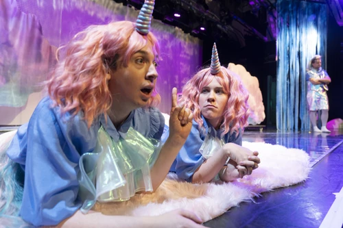 SchauspielerInnen als Neinhorn verkleidet