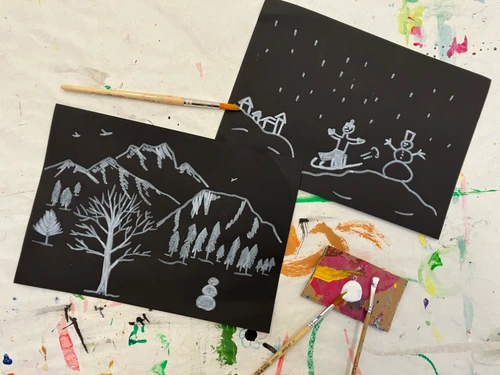 zwei schwarze Blätter mit weiß gezeichneten weiße Landschaften