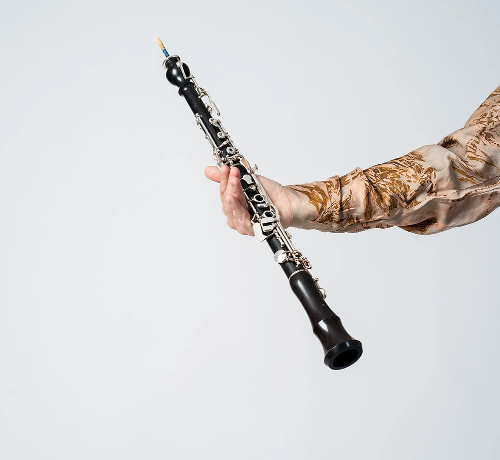 Eine Hand hält eine Oboe