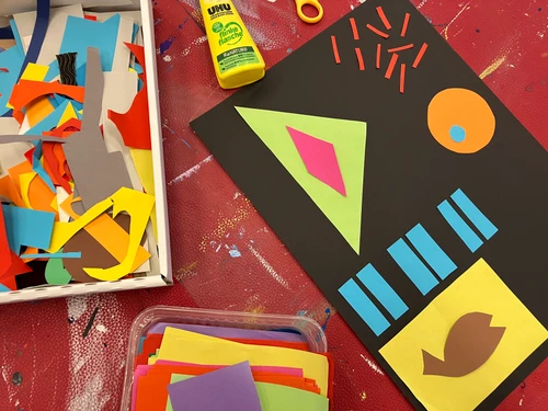 Ein Blatt Papier mit bunten Formen drauf