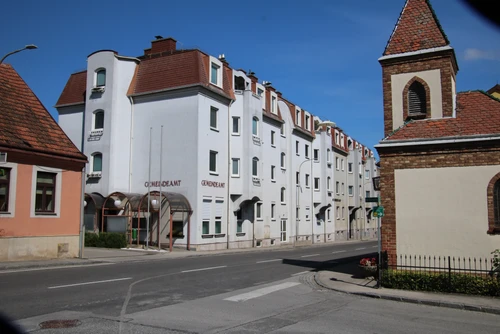 Straßenansicht mit einer Kirche, Gebäuden und blauem Himmel