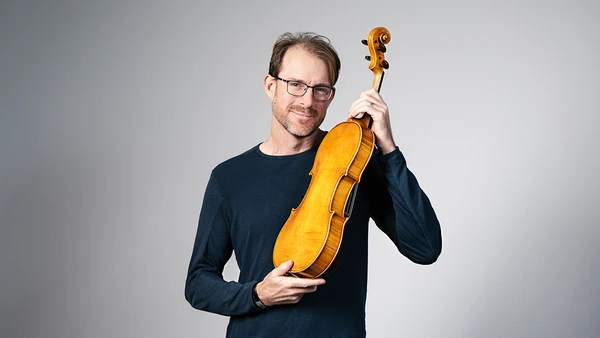 Portraitfoto von Philip Nolte mit Viola