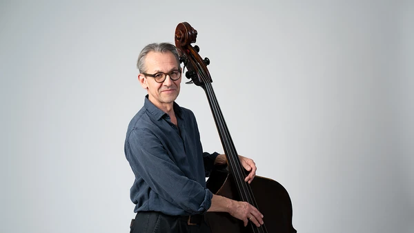 Portraitfoto von Michael Seifried mit Kontrabass