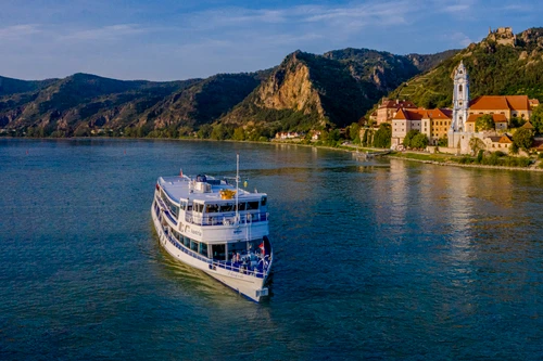 EIn Schiff auf der Donau 