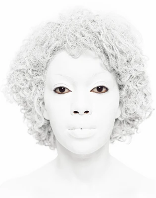 Ein Porträt von Frau weiß angemalt