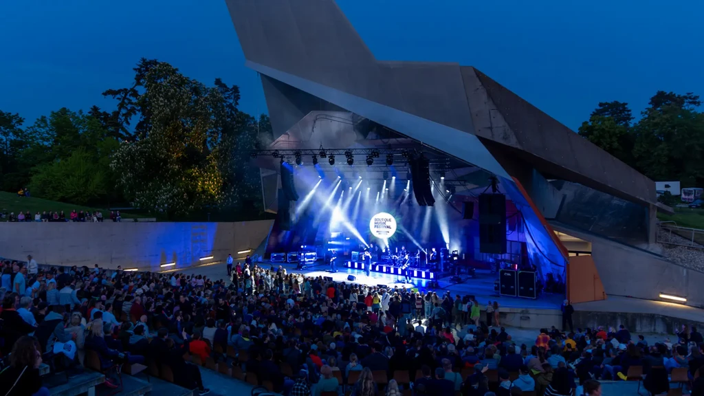 グラフェネッグ音楽祭 10周年記念コンサート (Festive Concert on the Occasion of the 10th Anniversary of the Grafenegg Festival 2016 ~ Bee Summer 2024 | Grafenegg