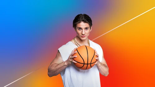 Blau-violette-orange-gelber Hintergrund. Davor steht junger Mann in weißem, kurzärmeligem Tshirt mit Blick in die Kamera. in den Händen hält er einen Basketball.