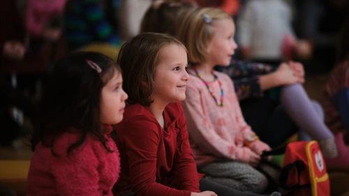 Kinder hören gespannt einem Konzert zu