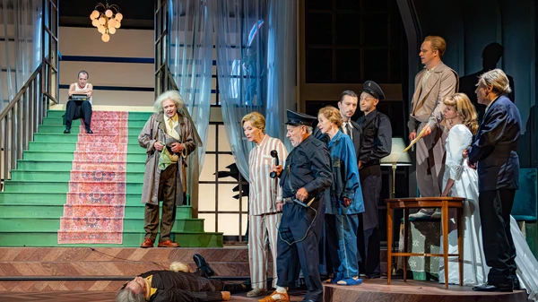 Szenenbild: O´Hara (Nicolaus Hagg), Dr. Einstein (Dirk Nocker), liegend: Jonathan Brewster (Stefan Jürgens), Martha Brewster (Elisabeth Augustin), Brophy (C.C. Weinberger), Abby Brewster (Therese Affolter), Lieutenant Rooney (Niko Lukic), Klein (Florian Stohr), Mortimer Brewster (Claudius von Stolzmann), Elaine Harper (Paula Nocker), Mister Witherspoon (Rainer Friedrichsen)