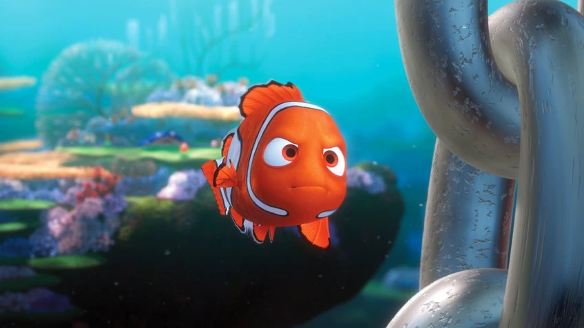 Zeichentrick Findet Nemo - oranger kleiner Fisch mit weißen Streifen schwimmt im Meer