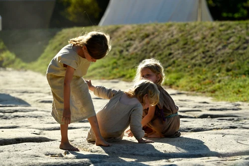 Kinder spielen auf der Straße