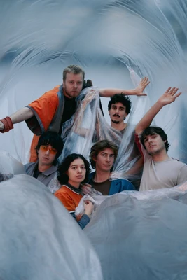Gruppenfoto der Band Buntspecht zwischen wallender durchsichtiger Plastikplane.