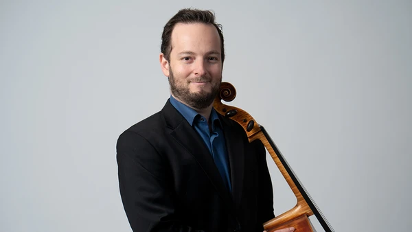 Portraitfoto von Eugene Lifschitz mit Cello