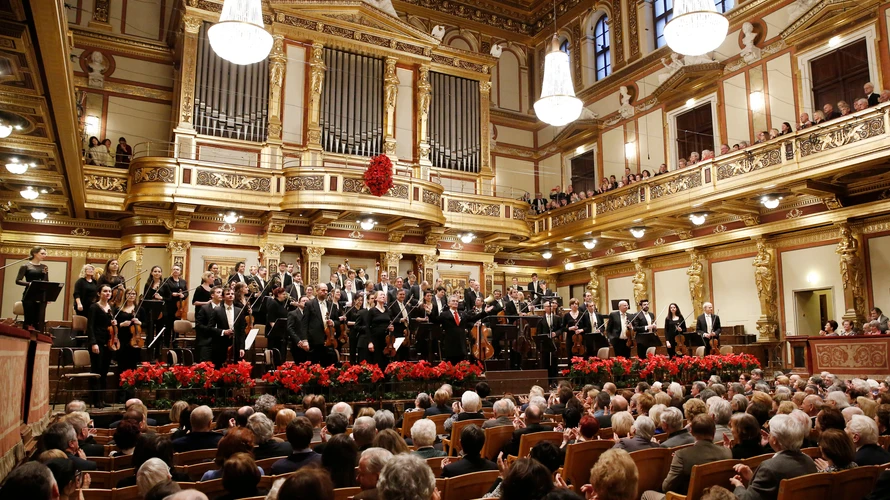 Das Orchester auf der geschmückten Bühne im Musikverein vor Publikum