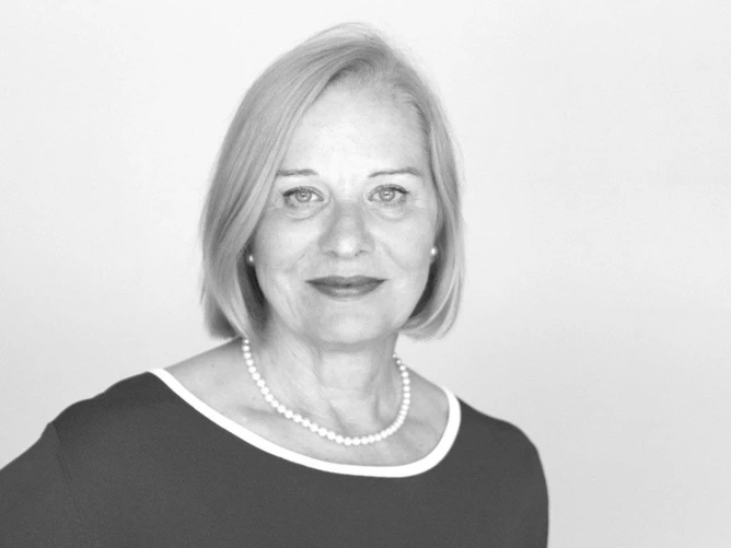 Black-and-white portrait photo of psychologist, applied philosopher, and consultant Dr. Barbara Strohschein, a guest at our discussion in the frameworkt of “Salon D.”