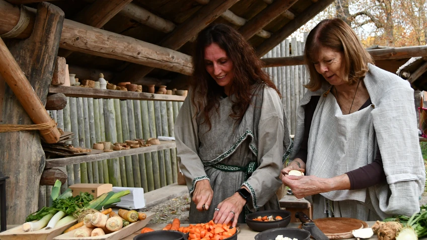 Zwei damen kochen in historischer Gewandung