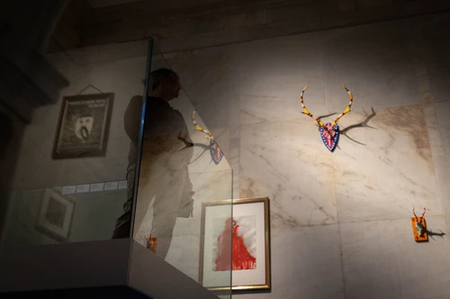 Ausstellungsansicht dunkler Raum mit bunten Objekten