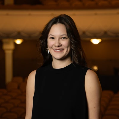 Dame in Schwarz auf einer Bühne