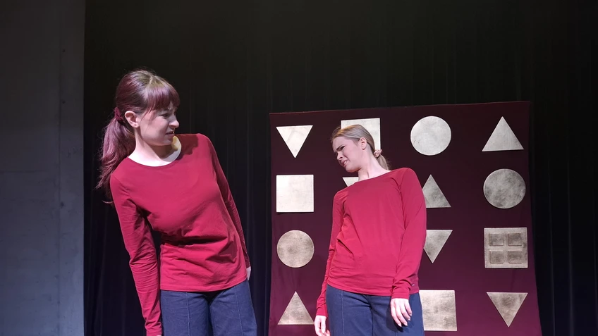 Zwei Schauspielerinnen auf der Bühne