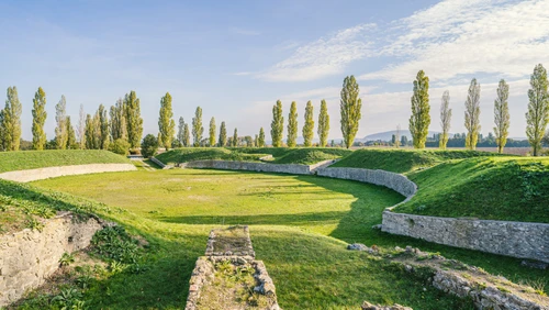 Erhaltene Grundmauern des Amphitheaters der Zivilstadt