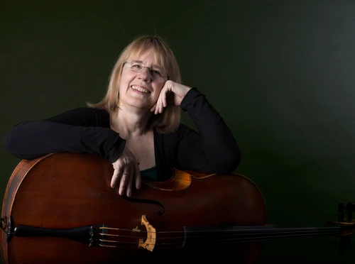 Ursula Erhart-Schwertmann lehnt an einem Cello