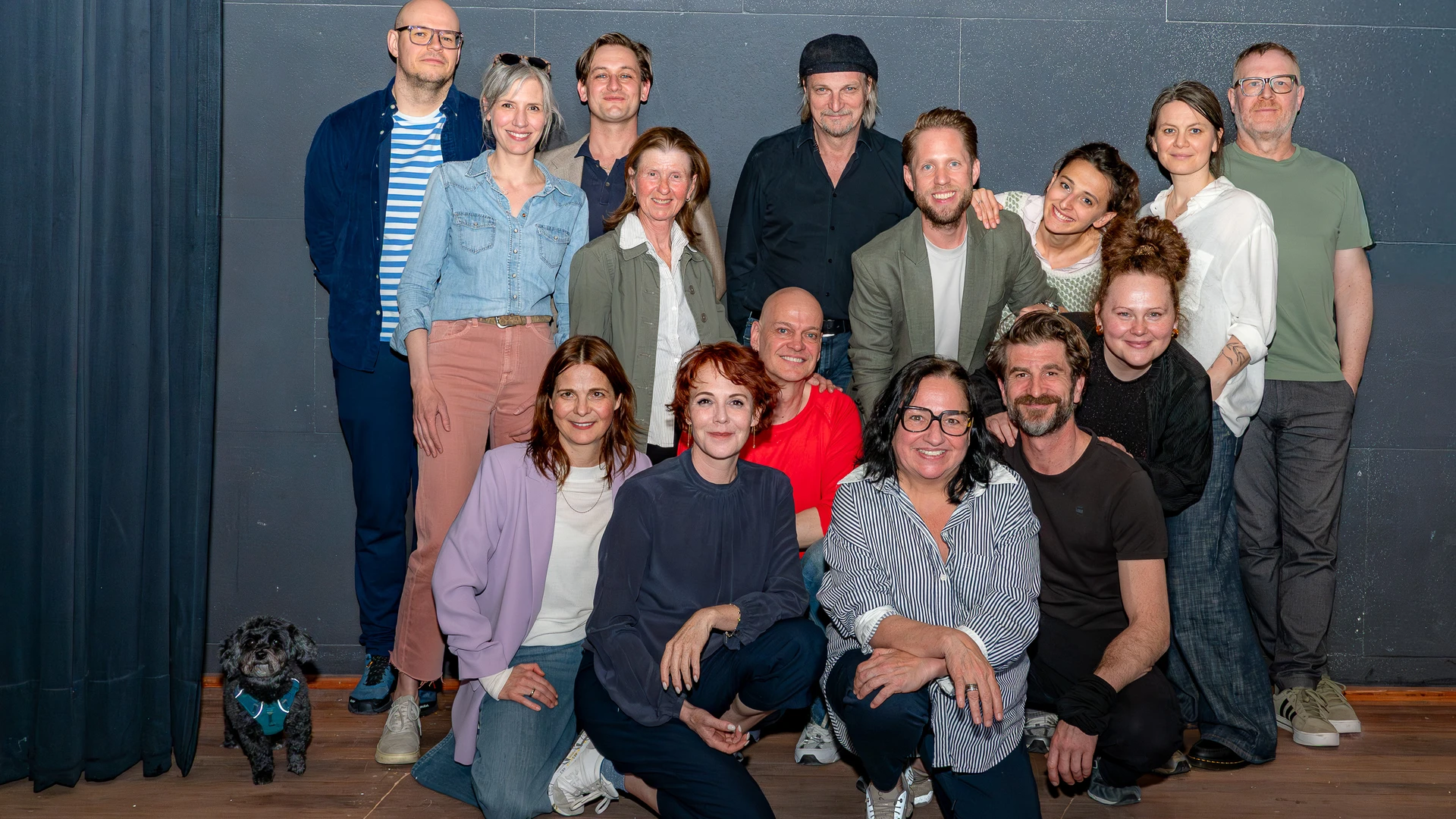 Gruppenfoto Gesamtes Ensemble bei Probenbeginn für "Reigen"