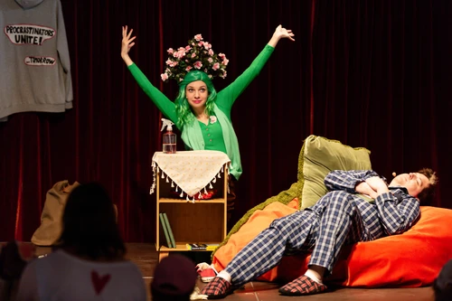 Szene aus "Die vier Jahreszeiten": Azalee Zimmer (Paula Nocker) und Anton Forst, ein Dichter (Jakob Semotan) 