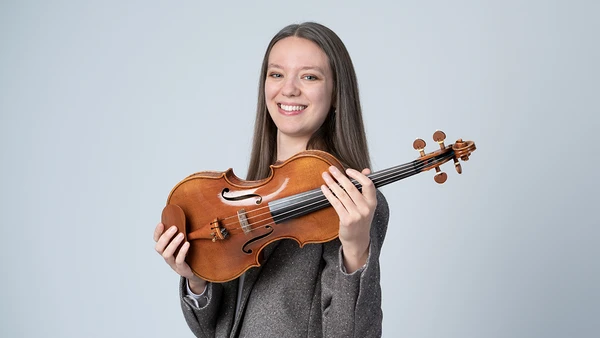 Portraitfoto von Sandra Seržane mit Violine