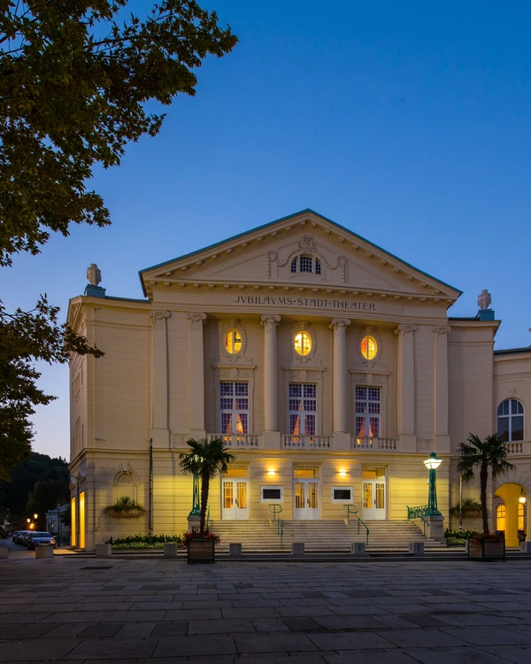 Bühne Baden Außenansicht bei Nacht