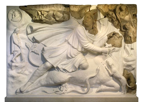 Rekonstruierte Reliefdarstellung der Tauroktonie-Szene aus dem Mithraskult, mit Figuren und Stier.