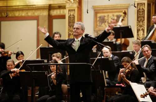 Dirigent Alfred Eschwé auf der Bühne im Musikverein Wien