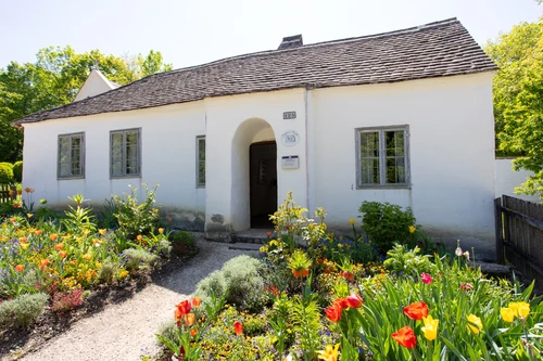 Bäuerliches Haus mit frühlingshaften Blumen im Vorgarten