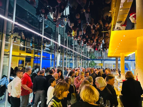 Fotografie von der Saisoneröffnung mit Afanador, elegante Gäste in festlicher Atmosphäre in der Bar im Foyer des Festspielhauses auf G2.
